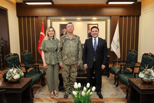 Kaymakamımız, nazik ziyaretlerinden dolayı Tuğgeneral DURMUŞ ve kıymetli eşine teşekkürlerini iletti.