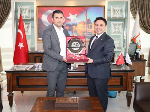 Nazik ev sahipliğinden dolayı teşekkür eden Kaymakamımız, Genel Sekreter BEŞİKCİ’ye kahve fincanı seti hediye etti.